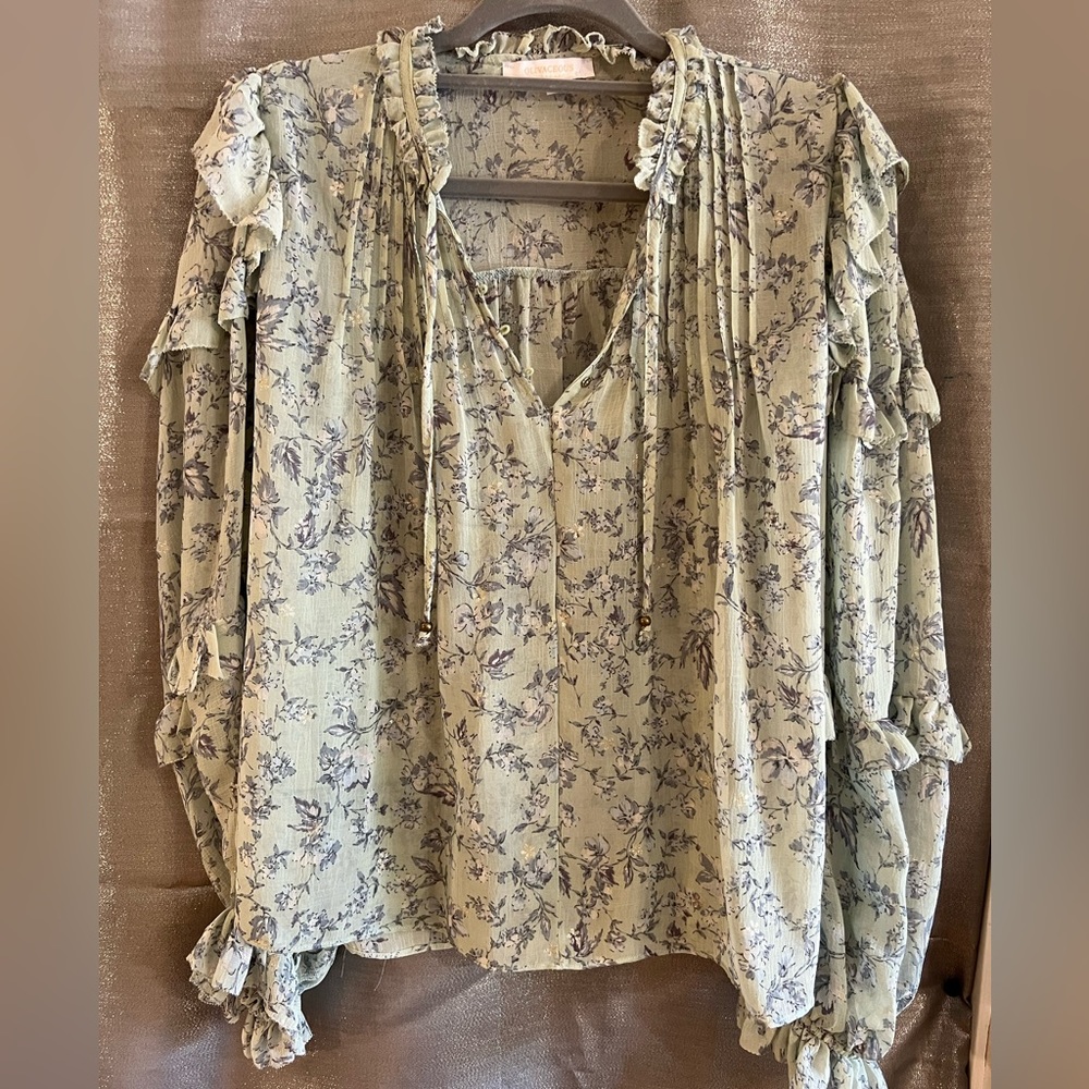 Olivaceous sage green top.  Size Medium